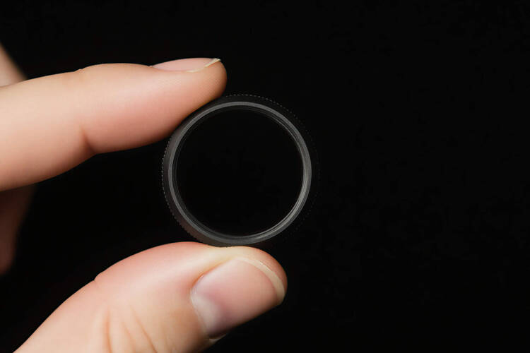 Eine Person hält einen Ring in der Hand.