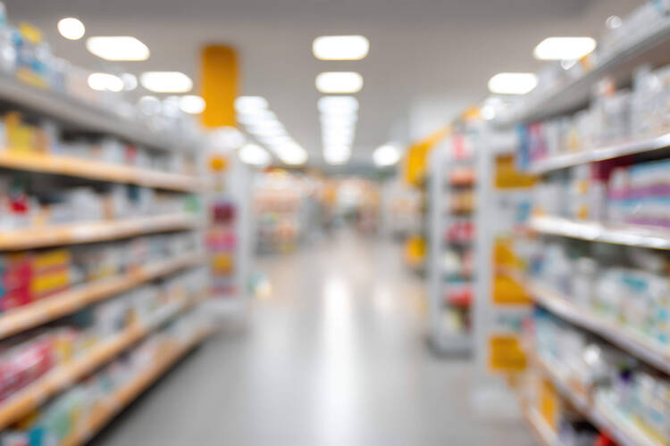 Ein leerer Gang in einem Drogeriemarkt. 