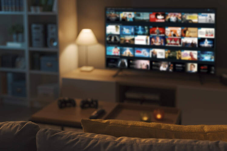 Ein TV hängt im Wohnzimmer.