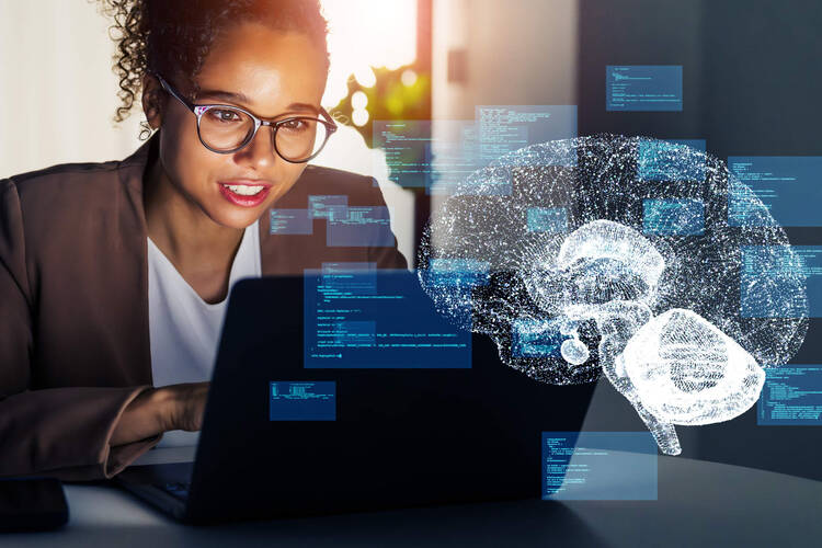 Eine Frau sitzt vor ihrem Laptop.