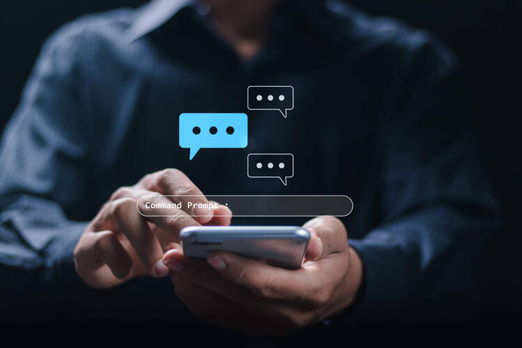 Ein Mann tippt einen KI Prompt in seinem Handy ein.