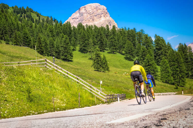 Rennradfahrer fahren Dolomiten-Passstrasse hinauf