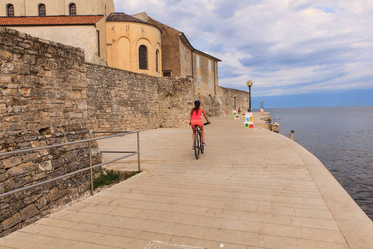 Fahrradfahrer in der kroatischen stadt Porec