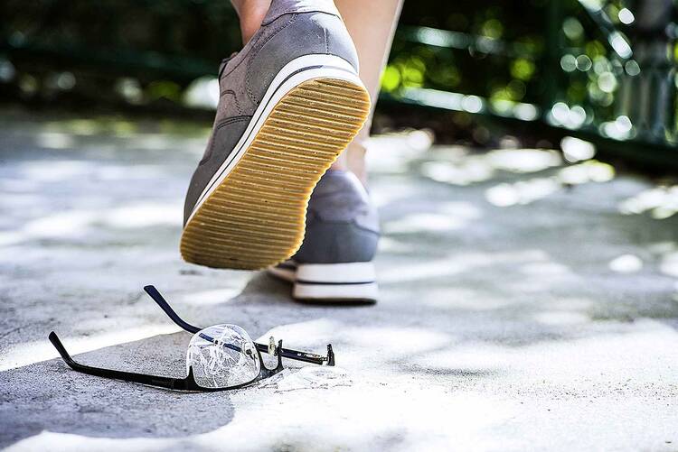 Eine kaputte Brille liegt auf der Straße