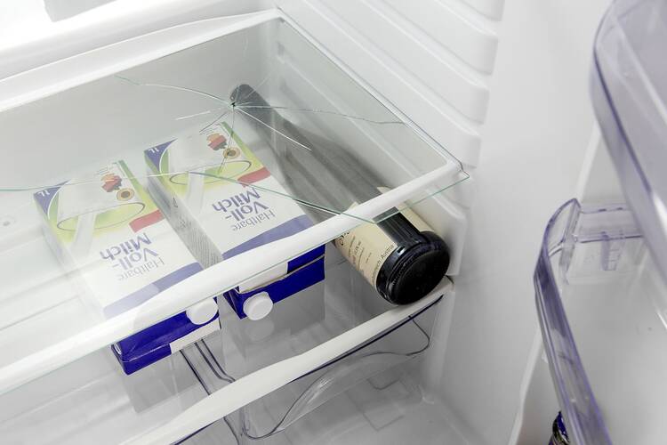 Eine defekte Glasplatte in einem Kühlschrank.