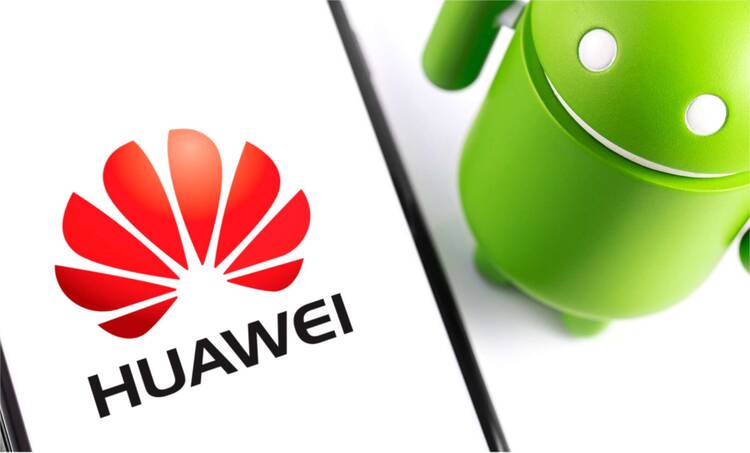 Android Figur steht neben Smartphone mit Huawei Logo auf dem Display