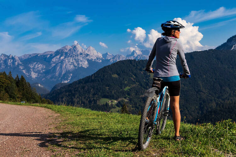 Person fährt auf dem Fahrrad in den Alpen
