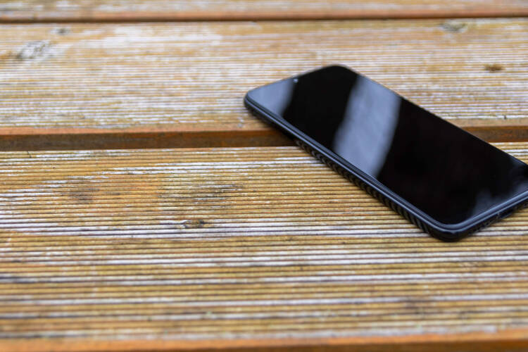 Smartphone liegt auf Boden