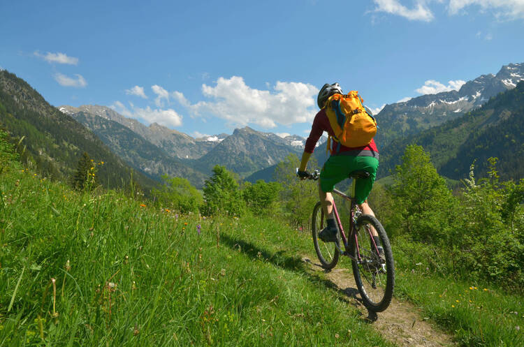 Person fährt über die Alpen Fahrrad