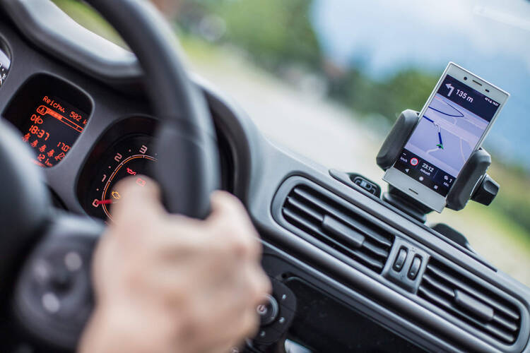 Handyhalterung mit Handy Navigation im Auto