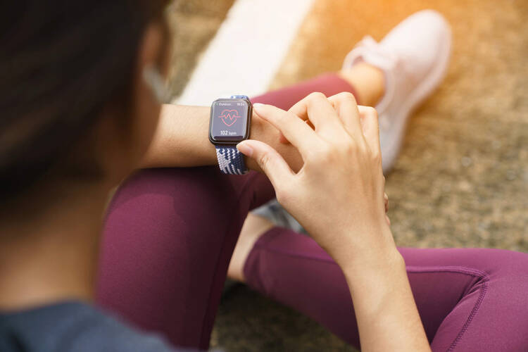 Apple Health App wird auf einer Smartwatch aufgerufen