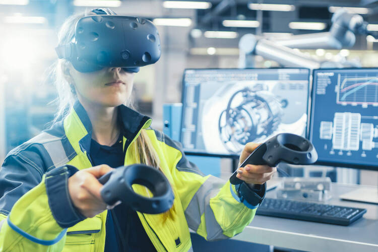 Frau nutzt VR-Brille in Fabrik