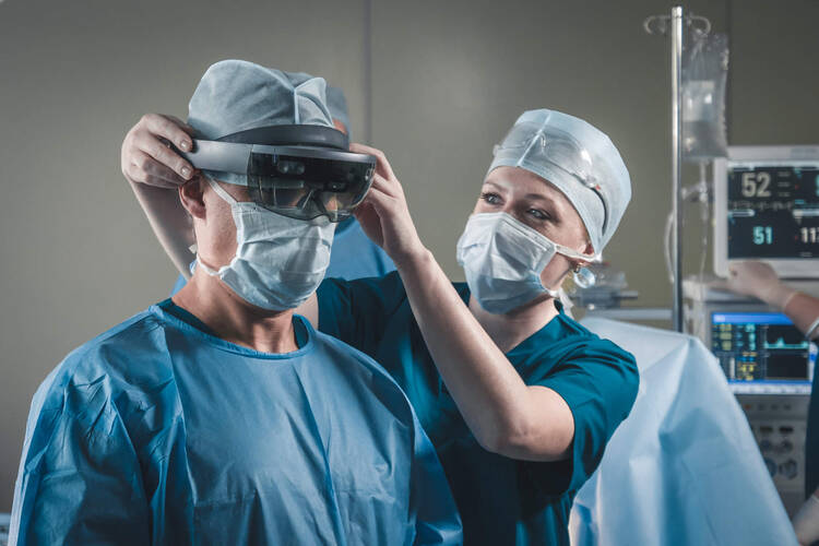 Arzt nutzt AR-Brille bei Operation