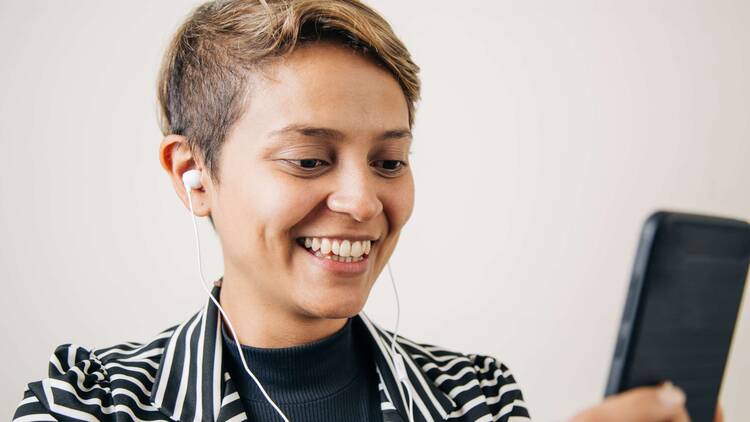 Frau schaut lächelnd auf Asus Smartphone