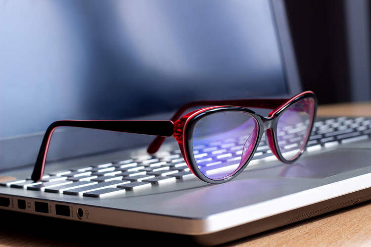 Blaulichtfilter-Brille liegt auf Laptop