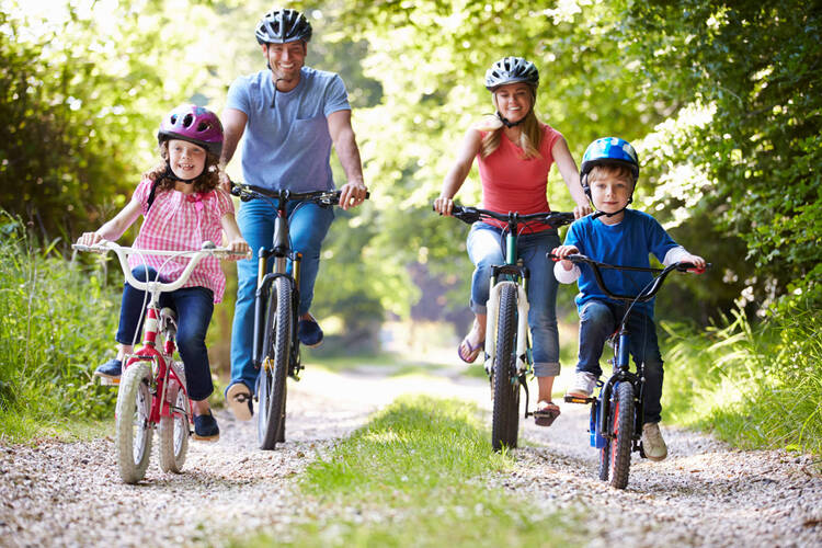 Eine Familie fährt Fahrrad