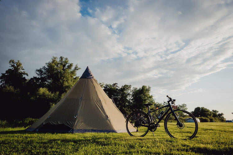 Ein Fahrrad neben einem Zelt
