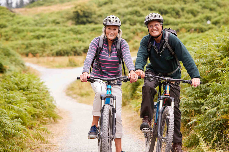 Älteres Ehepaar fährt Fahrrad in der Natur