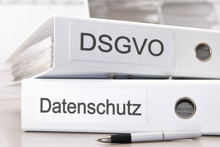 Ordner mit Beschriftung Datenschutz und DSGVO