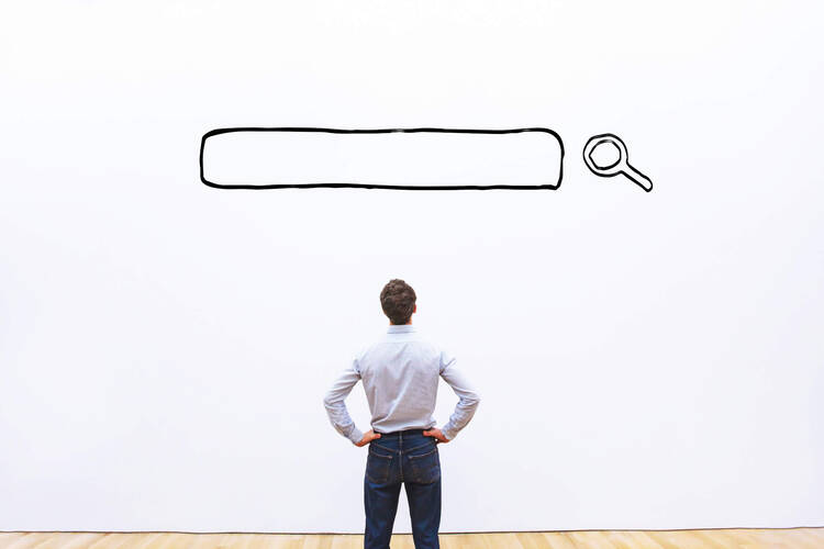 Mann steht vor Internetsuche