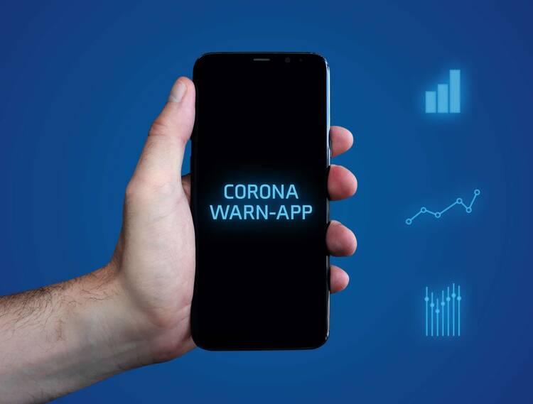 Smartphone mit Corona Warn-App Anzeige auf Display und Statistiken holographisch im Hintergrund