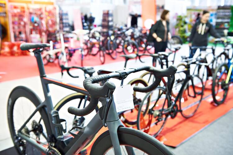 Rennrad auf einer Fahrradmesse