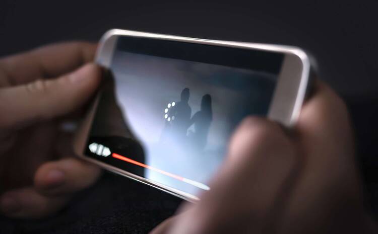 Smartphone mit Video auf Display