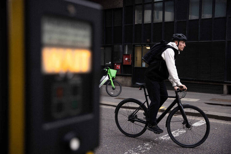 Mann fährt Decathlon Fahrrad