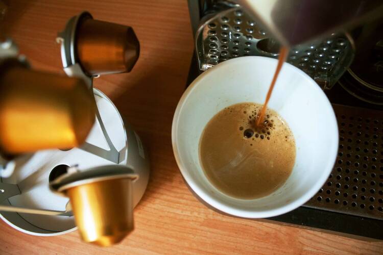 Eine Kaffeemaschine füllt eine Tasse mit Kaffee
