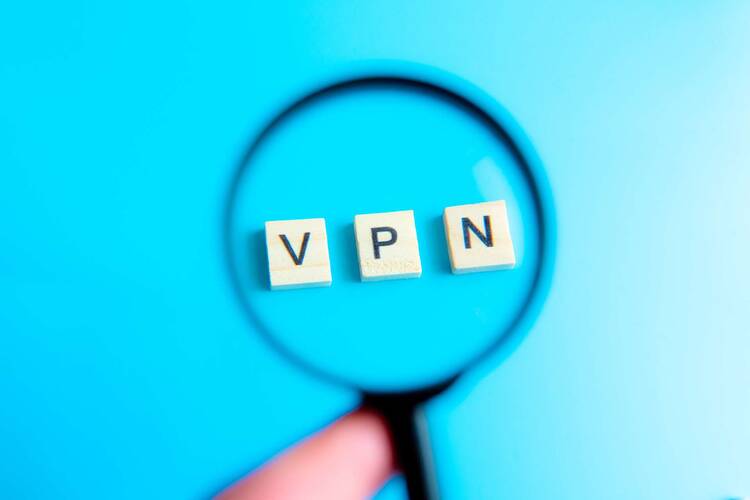 Lupe über den Buchstaben VPN auf blauem Hintergrund