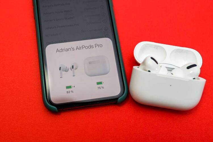 AirPods Pro in Ladecase und iPhone