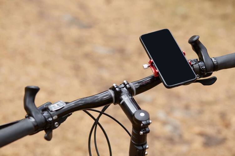 Schwarzer Fahrradlenker mit Smartphone auf Halterung