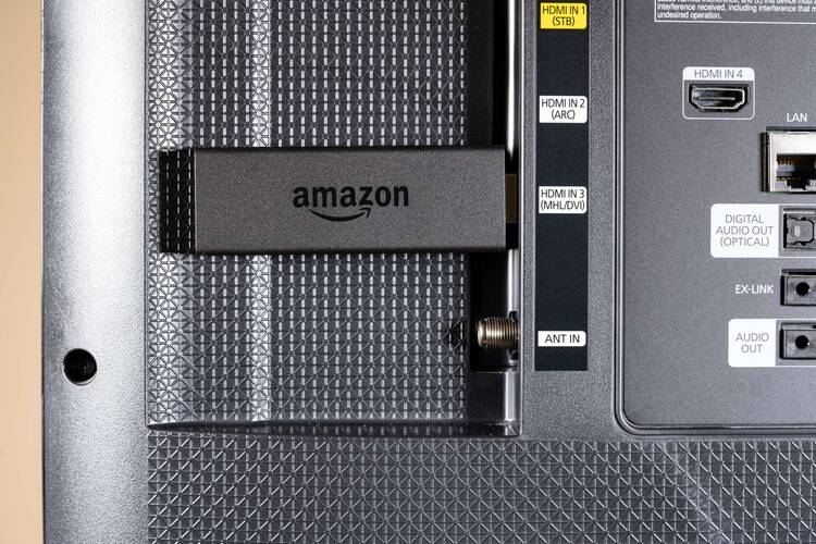 Amazon Stick steckt in Fernseher-Rückseite