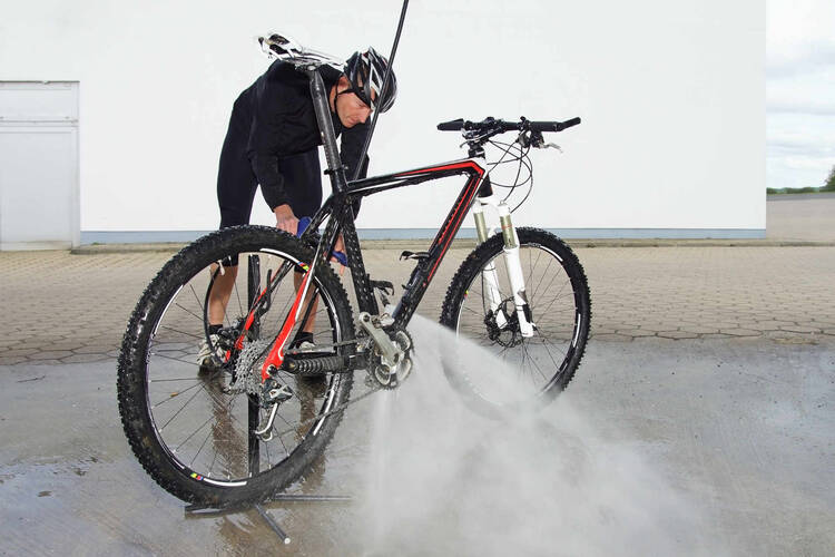 Mann wäscht Mountainbike