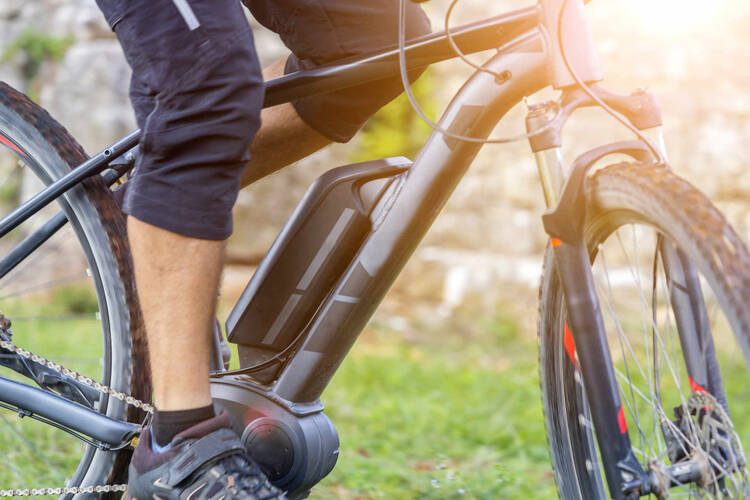 Ein Ausschnitt eines E-Bikes mit Fahrer.