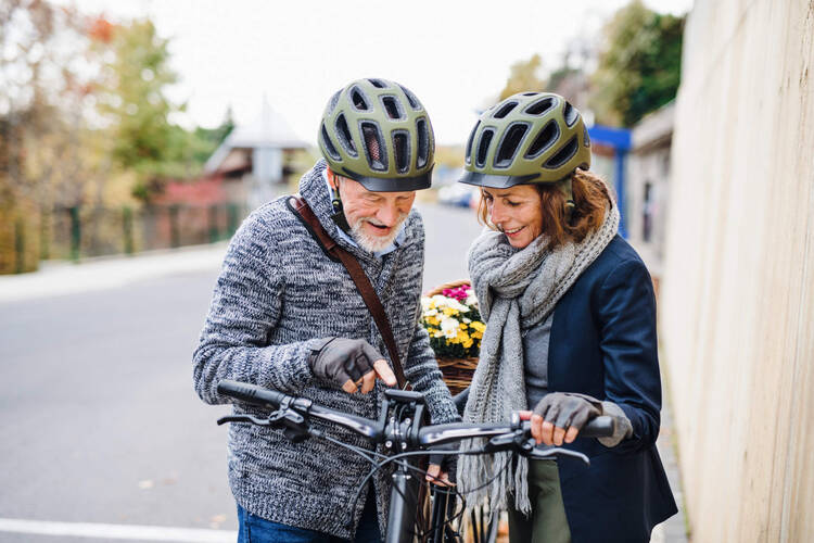 Ein älteres Paar bedient ein E-Bike Display