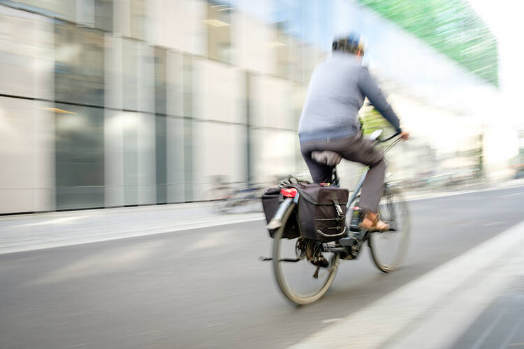 E-Bike-Fahrer fährt durch eine Stadt