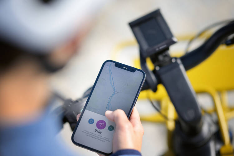 Person bedient eine E-Bike App
