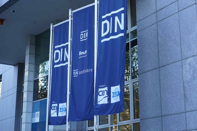 Bild von 3 Fahnen mit Aufschrift "DIN" und "ISO".