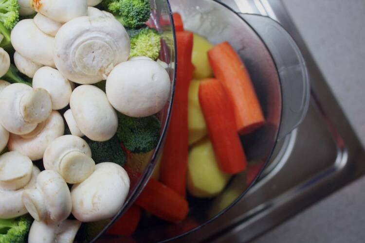 Gemüse liegt in einer Schale für Dampfgaren