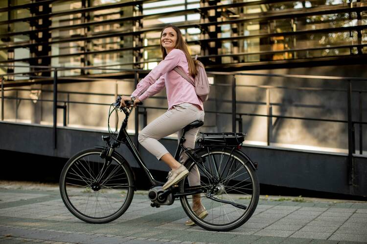 Frau auf E-Bike in der Stadt