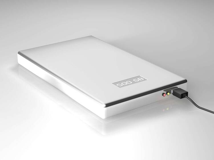 Externe Festplatte liegt auf weißem Untergrund