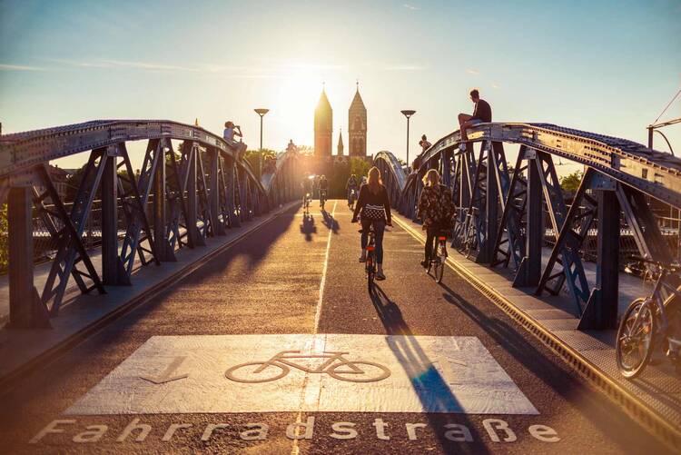 Fahrradfahrer fahren auf Fahrradstraße