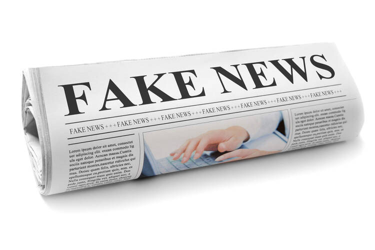 Zeitung mit Fake News Symbol