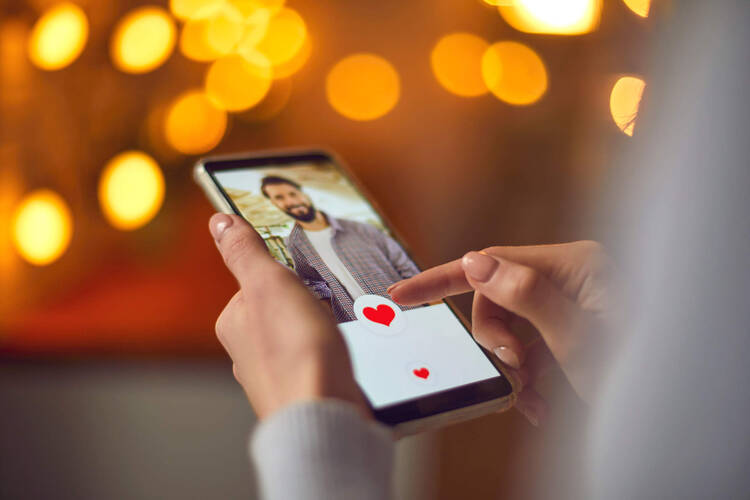 Person nutzt Dating-App