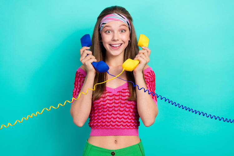 Mädchen telefoniert per Festnetz