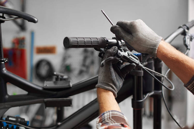 Fahrradbremse wird von Hand abmontiert