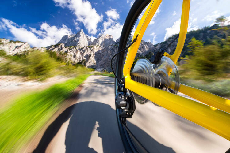 gelbes Fahrrad fährt durch die Berge, Fokus auf Schaltung