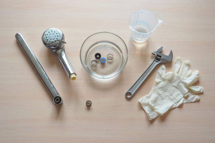 Werkzeug zur Reinigung einer Kaffeemaschine liegt auf Unterlage