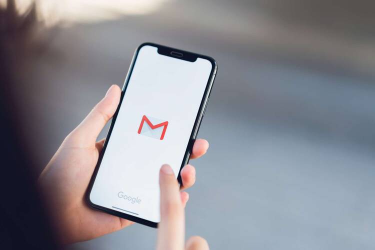 Smartphone mit Gmail App auf Display